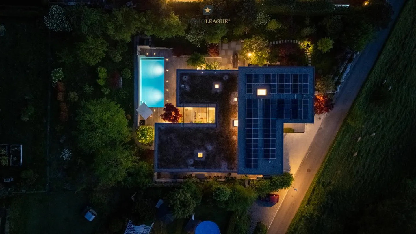 Einzigartige Villa mit Atrium, Pool und Panoramaseesicht. - Foto 2 von 10