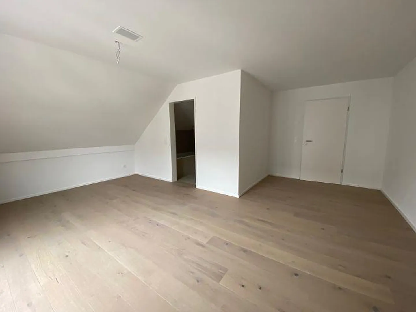 Journée portes ouvertes de l'appartement charmant de 4,5 pièces avec légères pentes de toit - Photo 4 sur 13