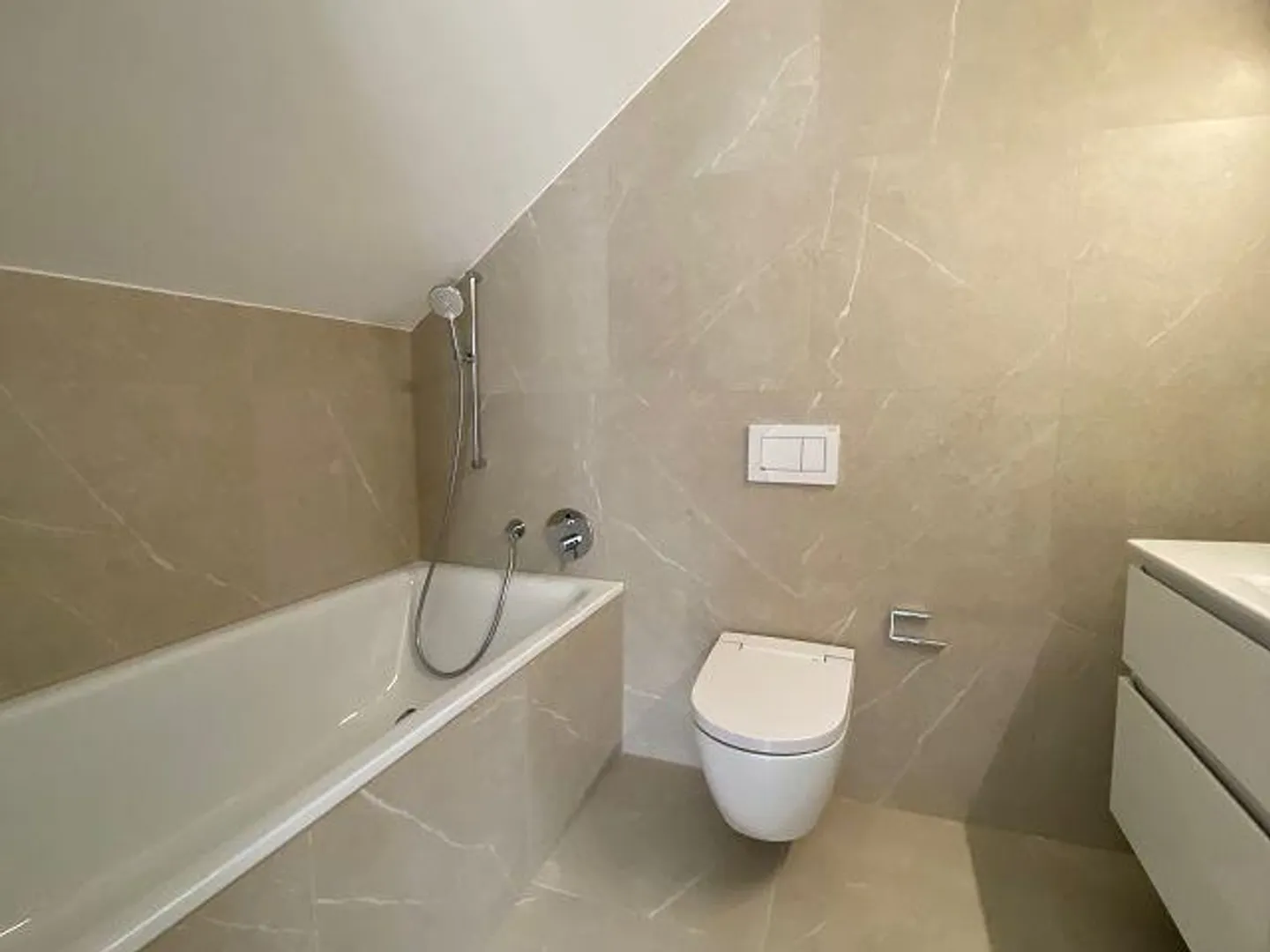 Journée portes ouvertes de l'appartement charmant de 4,5 pièces avec légères pentes de toit - Photo 6 sur 13