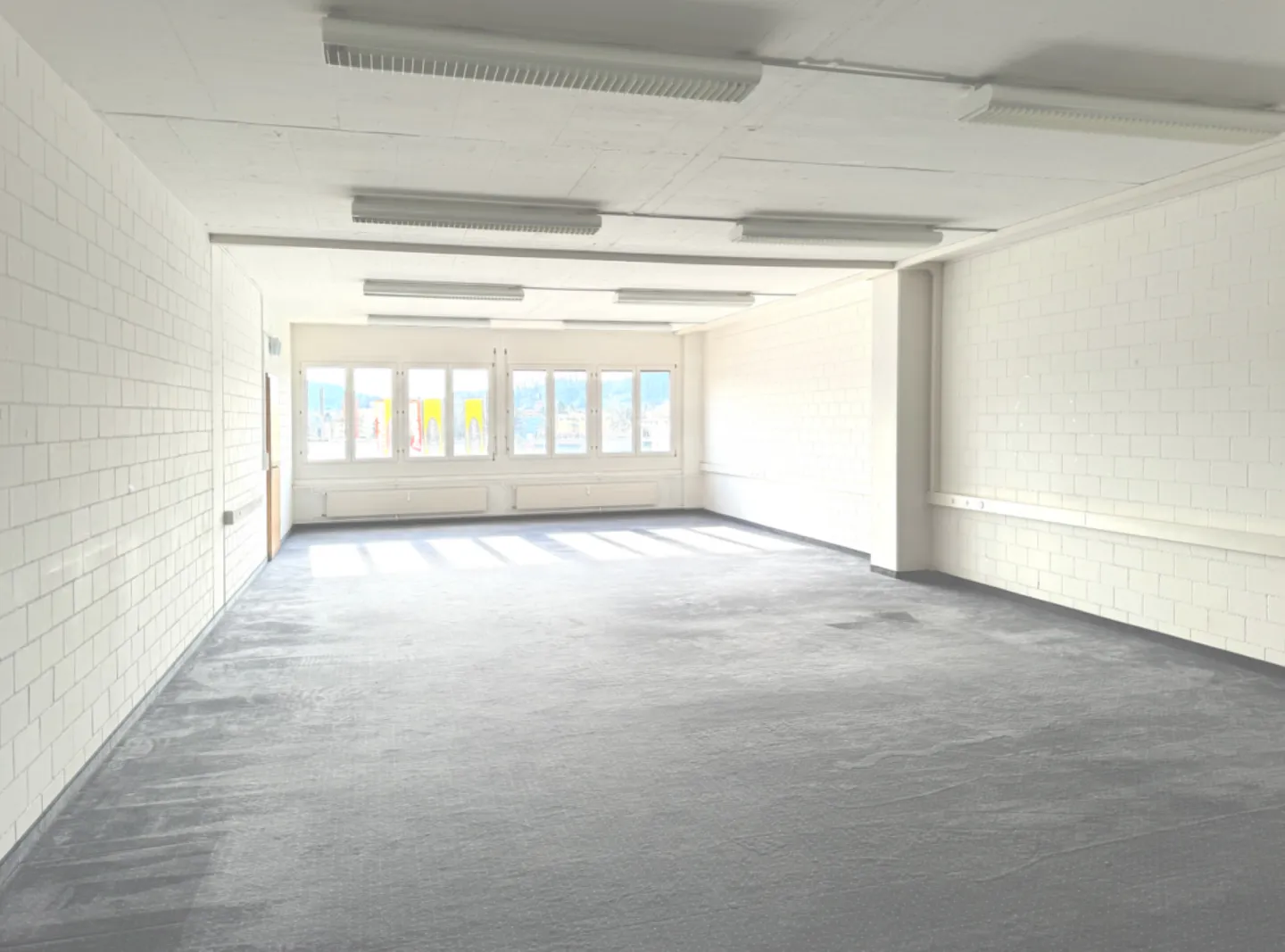 Bureaux et espaces commerciaux avec infrastructure et monte-charge ! - Photo 2 sur 4