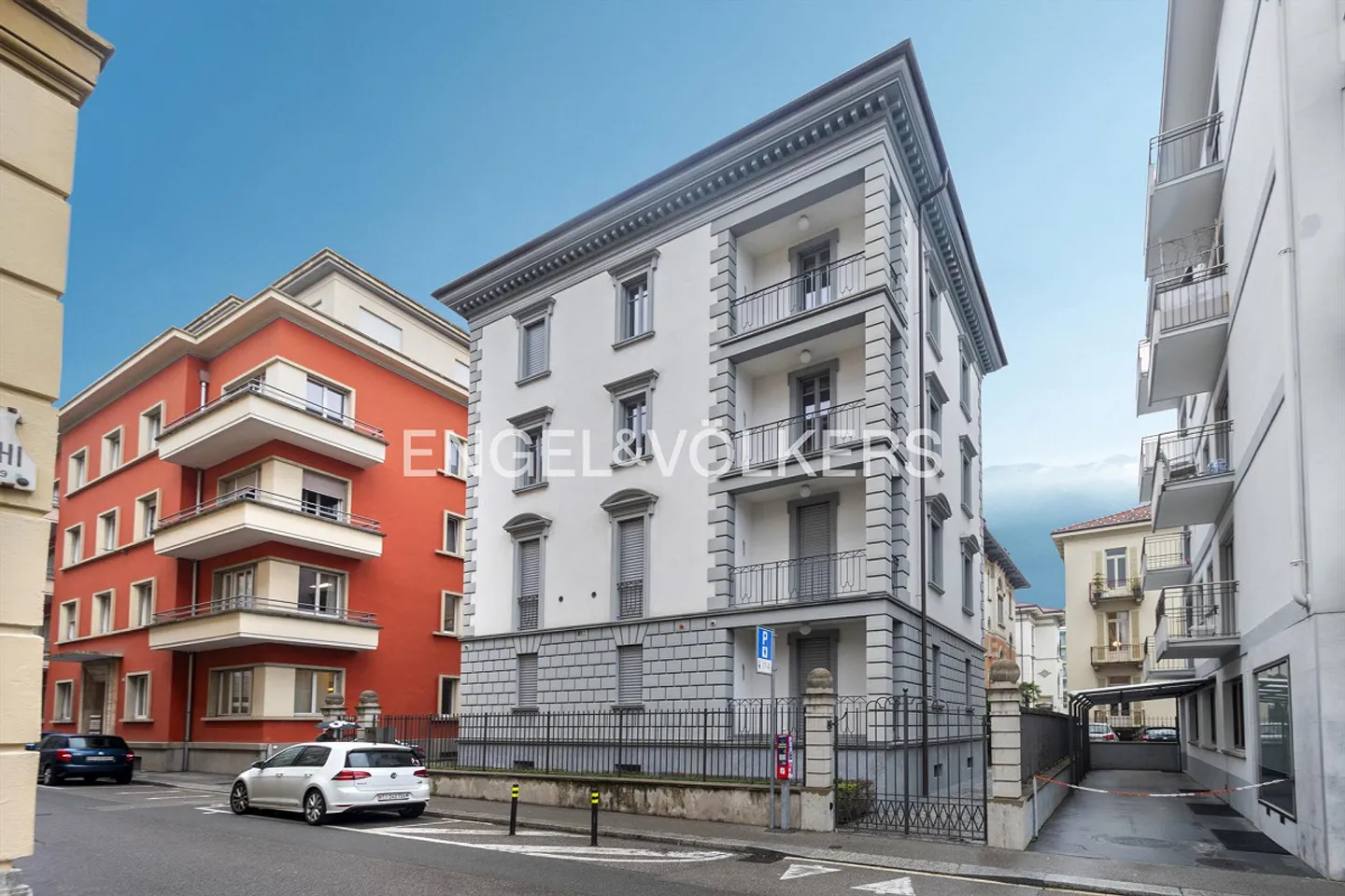 Renovated representative building in the center of Lugano - Photo 1 of 13
