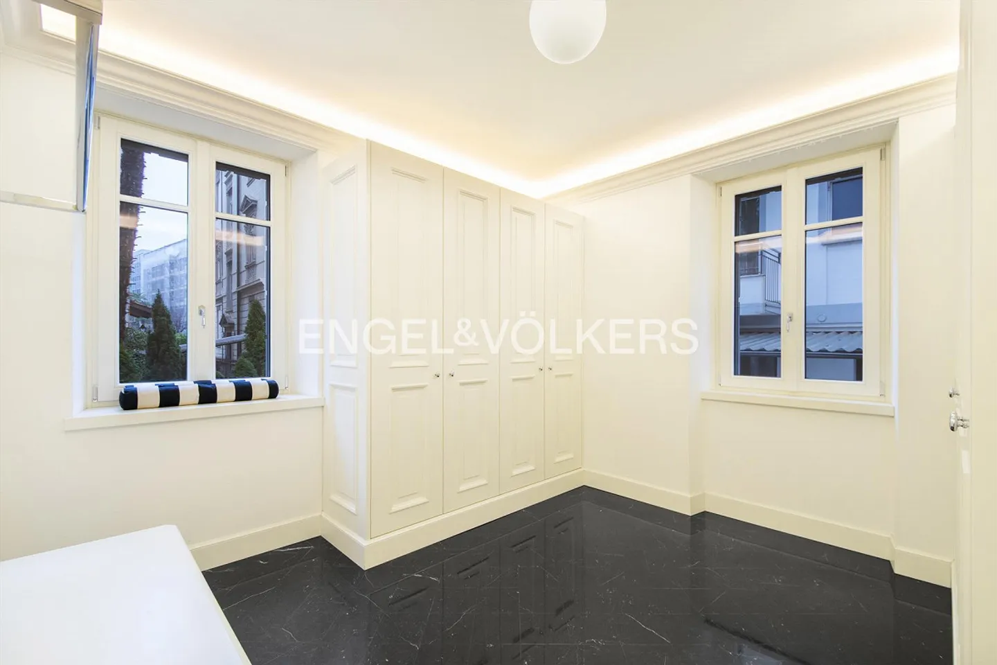 Renovated representative building in the center of Lugano - Photo 8 of 13