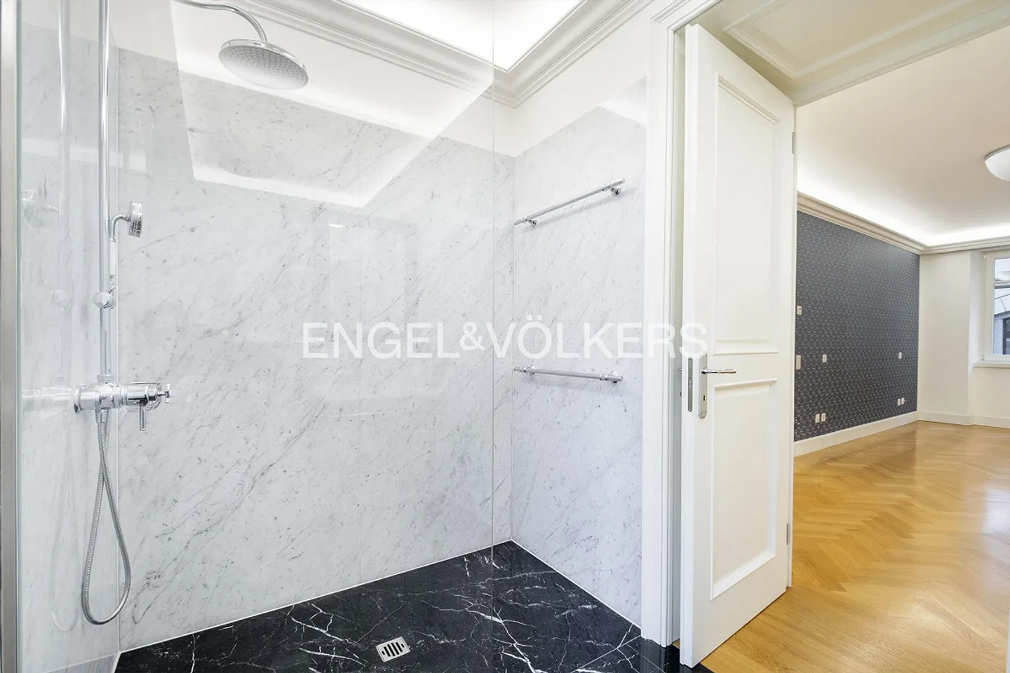 Renovated representative building in the center of Lugano - Photo 11 of 13