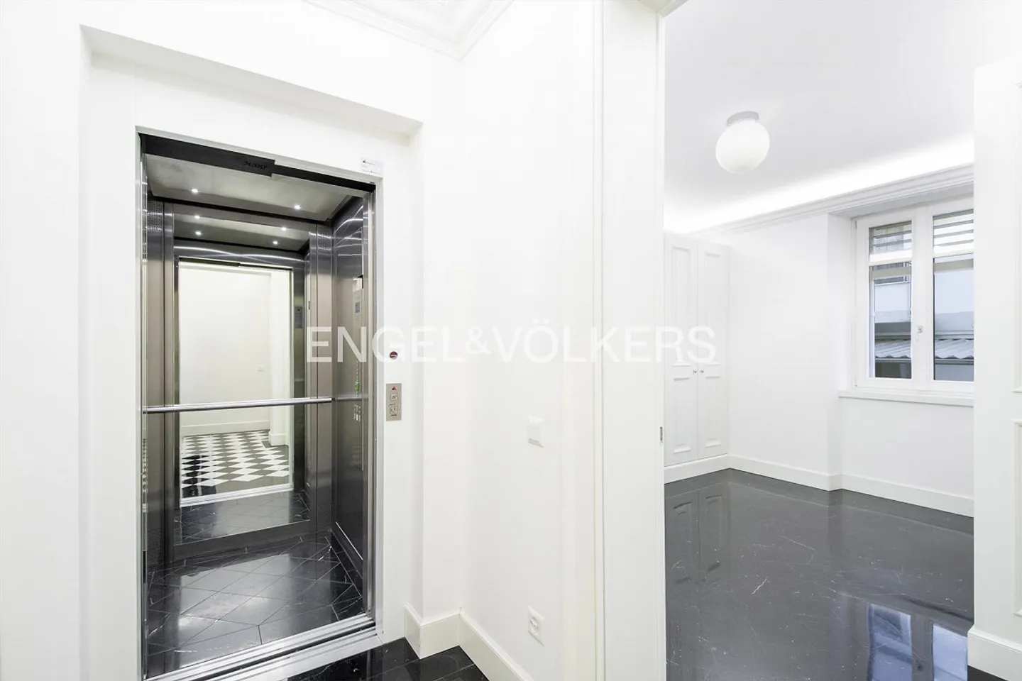 Renovated representative building in the center of Lugano - Photo 12 of 13