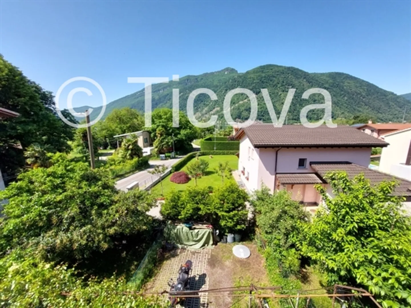 «Melano Teil eines Hauses mit kleinem Garten nur wenige Schritte vom See entfernt» - Foto 1 von 10