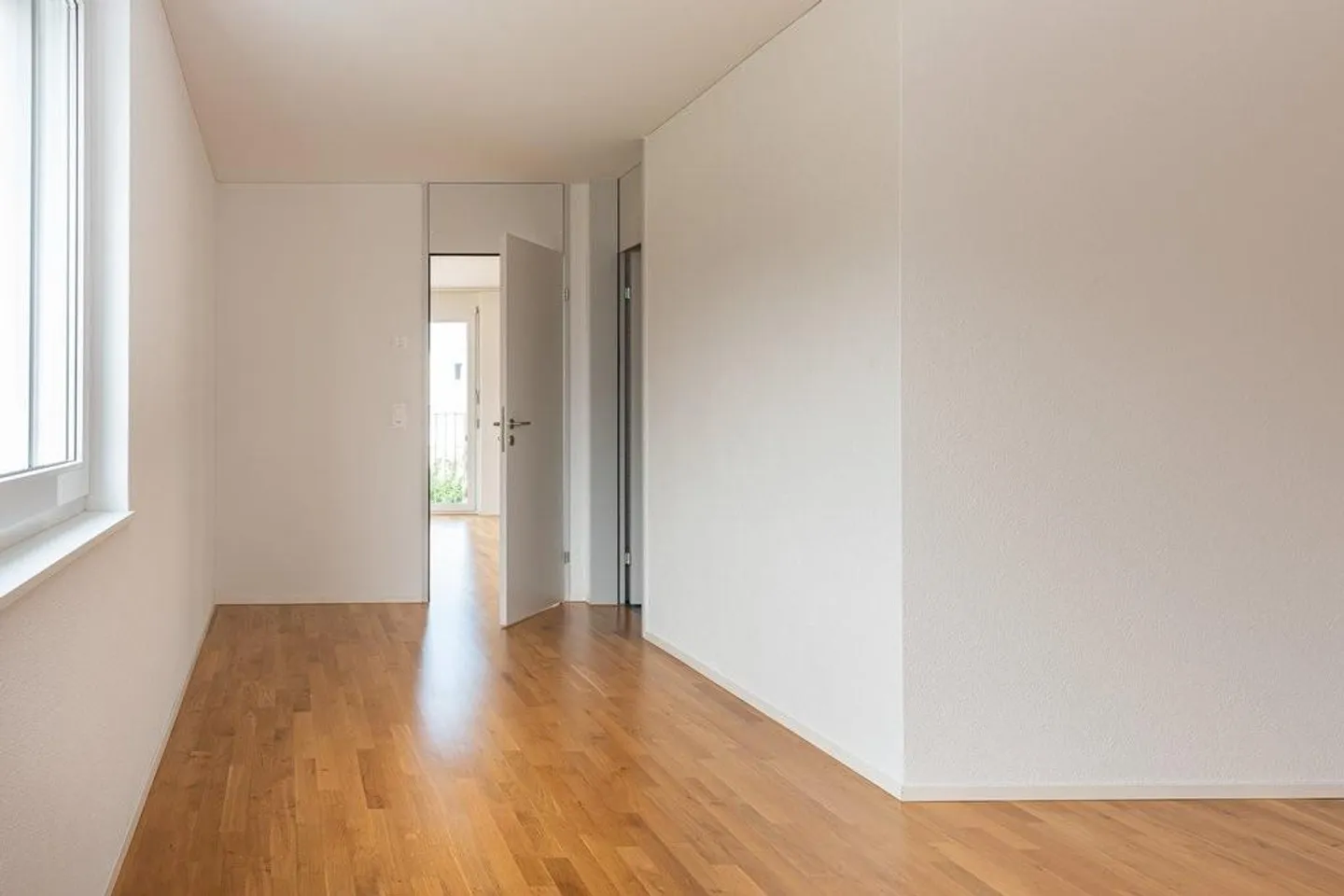 Moderno appartamento di 3.5 locali nel cuore di Galgenen - Foto 3 di 8