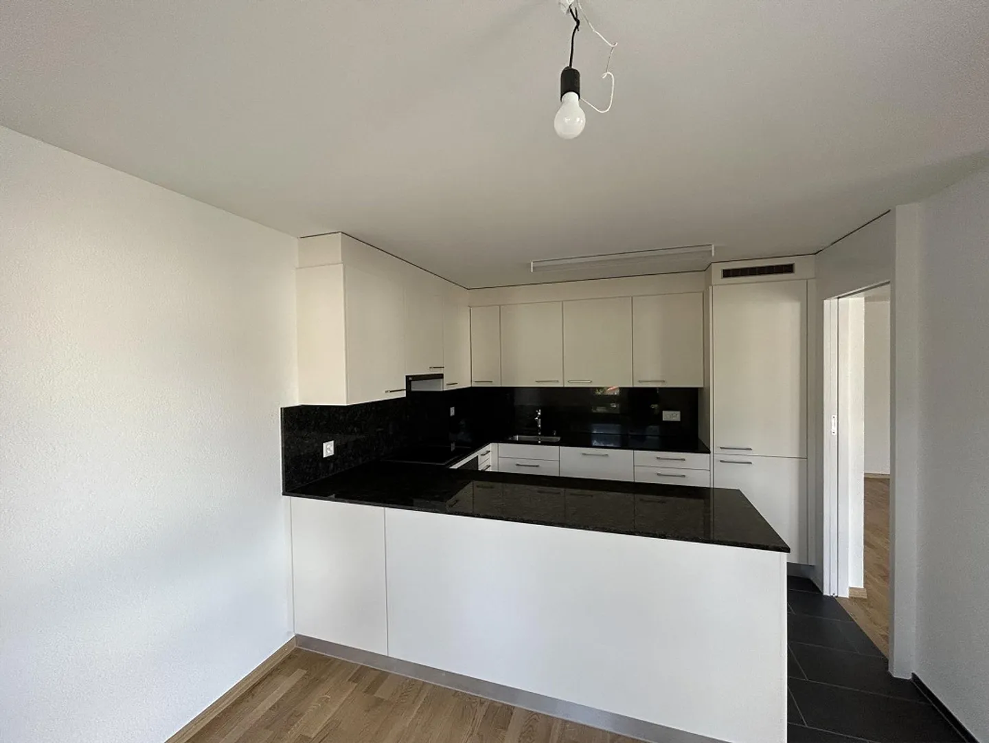 Renovated and bright 4.5 room apartment - Photo 2 of 15