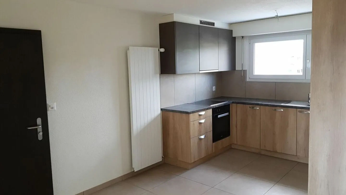 Bell'appartamento ristrutturato di 3,5 locali con balcone in un quartiere tranquillo! - Foto 1 di 8