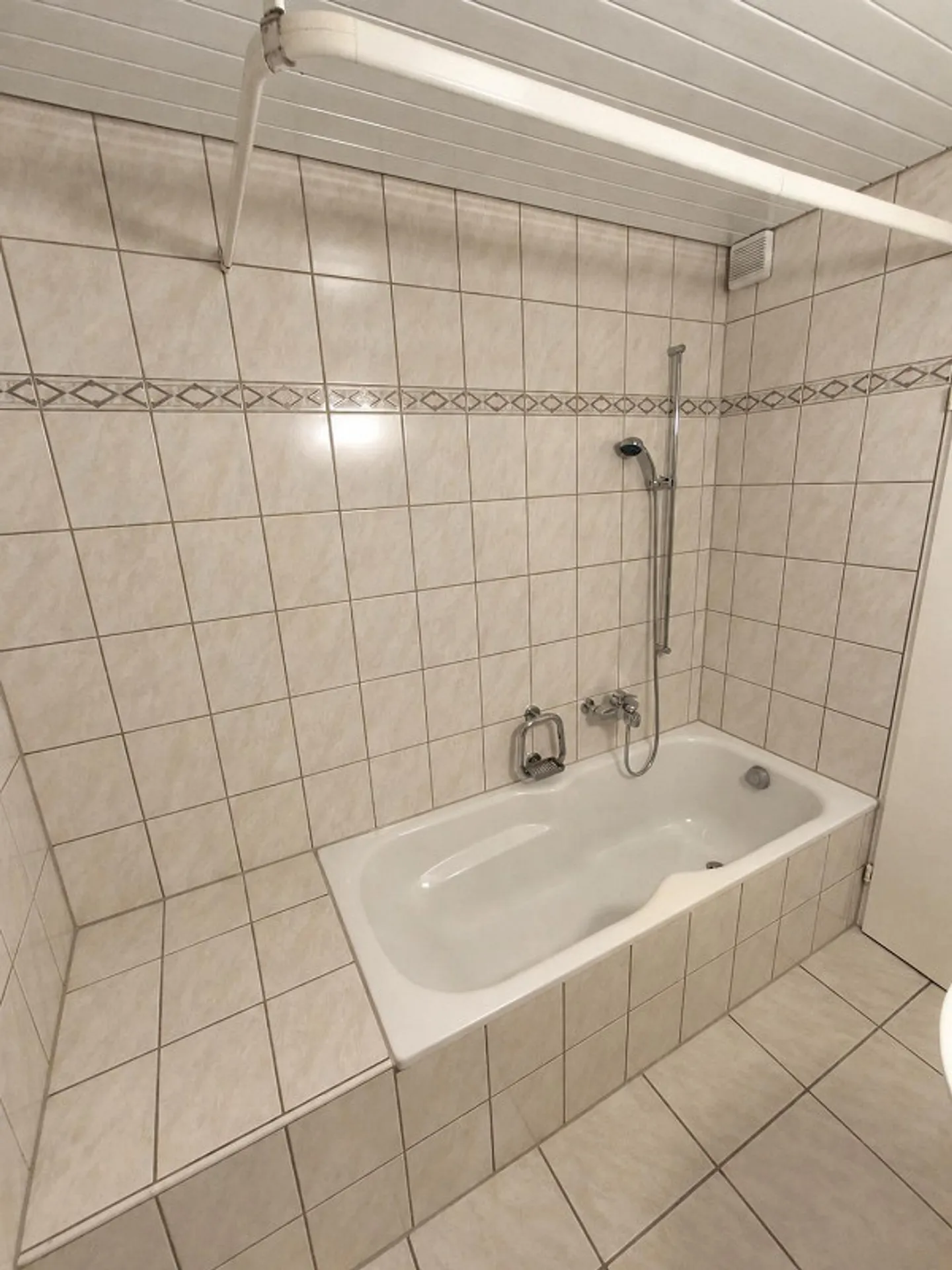 Spacious 1.5-room ground floor apartment in a quiet location - Photo 7 of 8