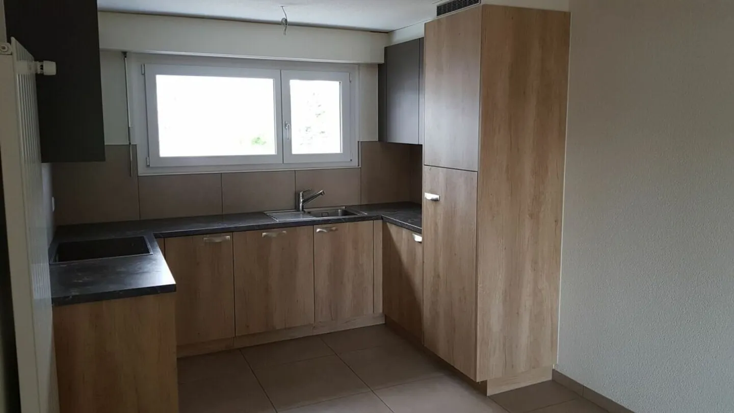 Bell'appartamento ristrutturato di 3,5 locali con balcone in un quartiere tranquillo! - Foto 2 di 8