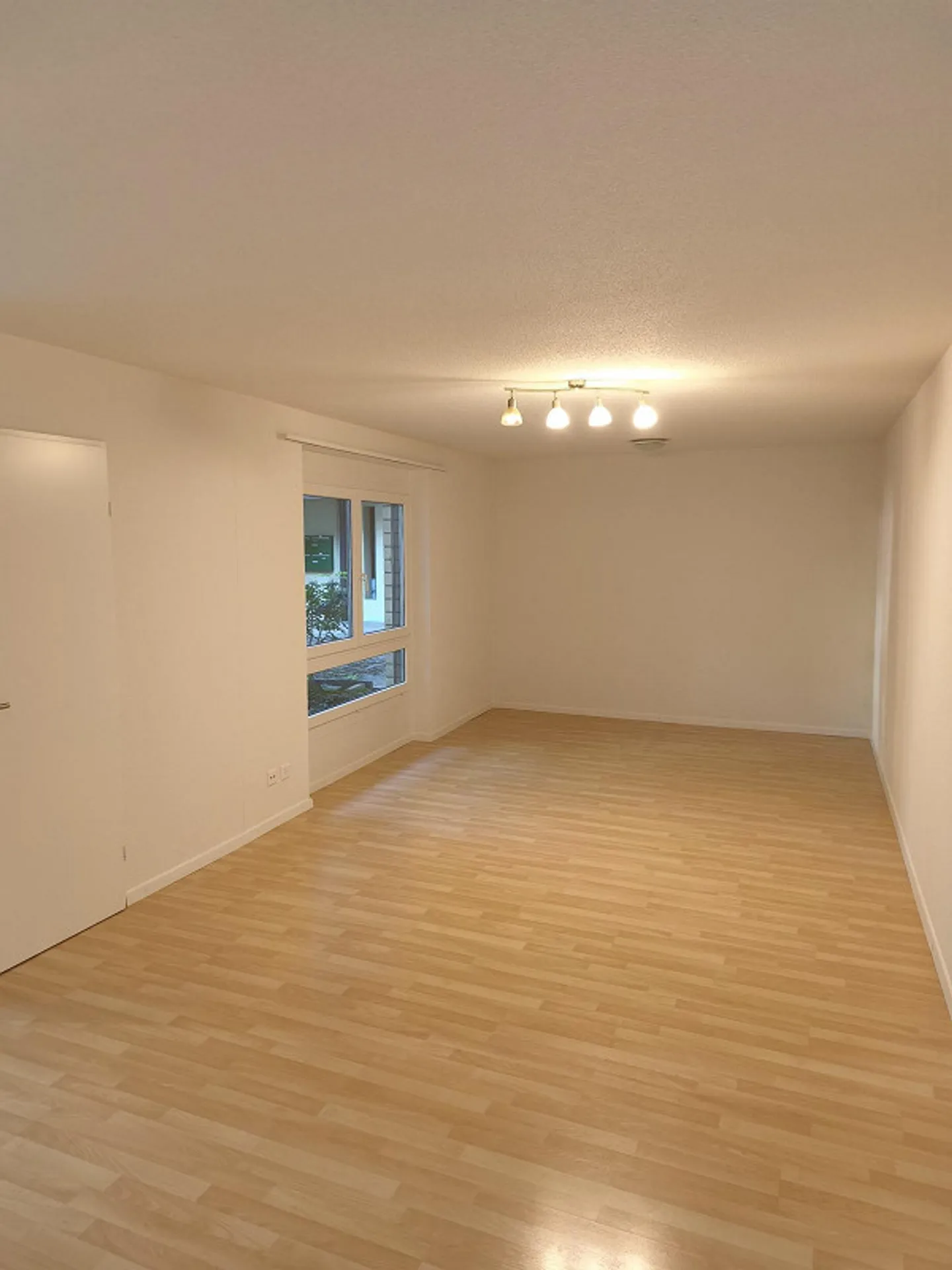 Spacious 1.5-room ground floor apartment in a quiet location - Photo 1 of 8