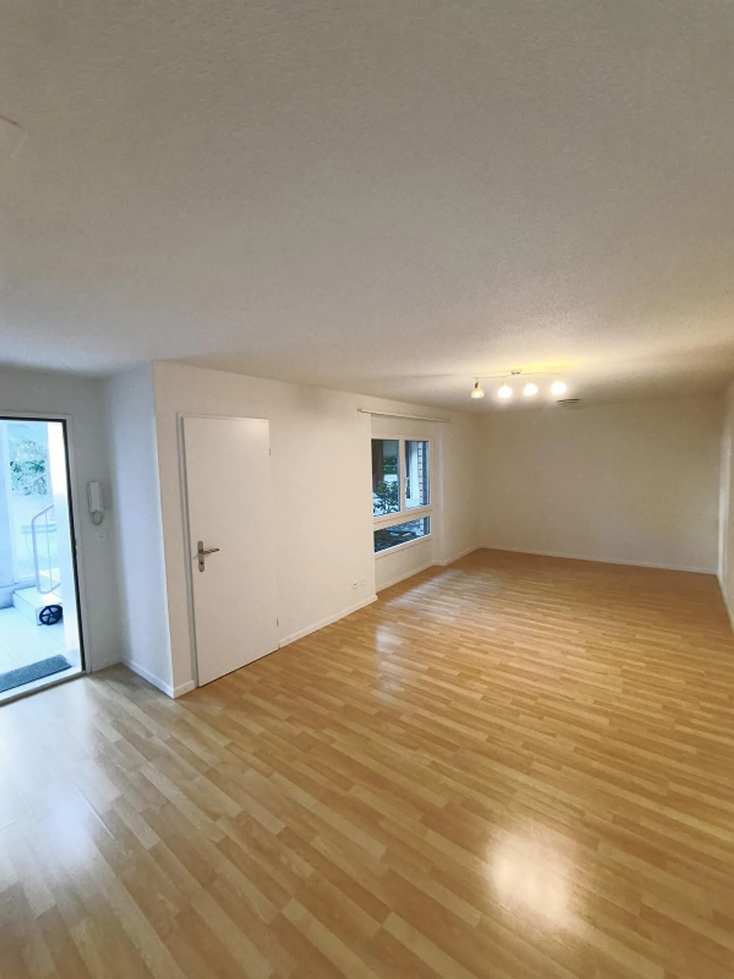 Spacious 1.5-room ground floor apartment in a quiet location - Photo 2 of 8