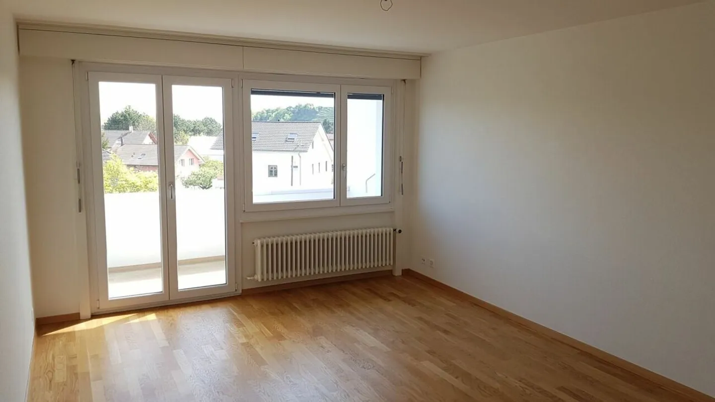 Bell'appartamento ristrutturato di 3,5 locali con balcone in un quartiere tranquillo! - Foto 5 di 8