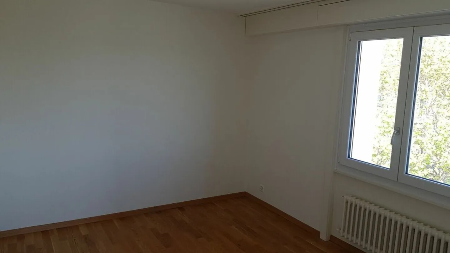 Bell'appartamento ristrutturato di 3,5 locali con balcone in un quartiere tranquillo! - Foto 6 di 8