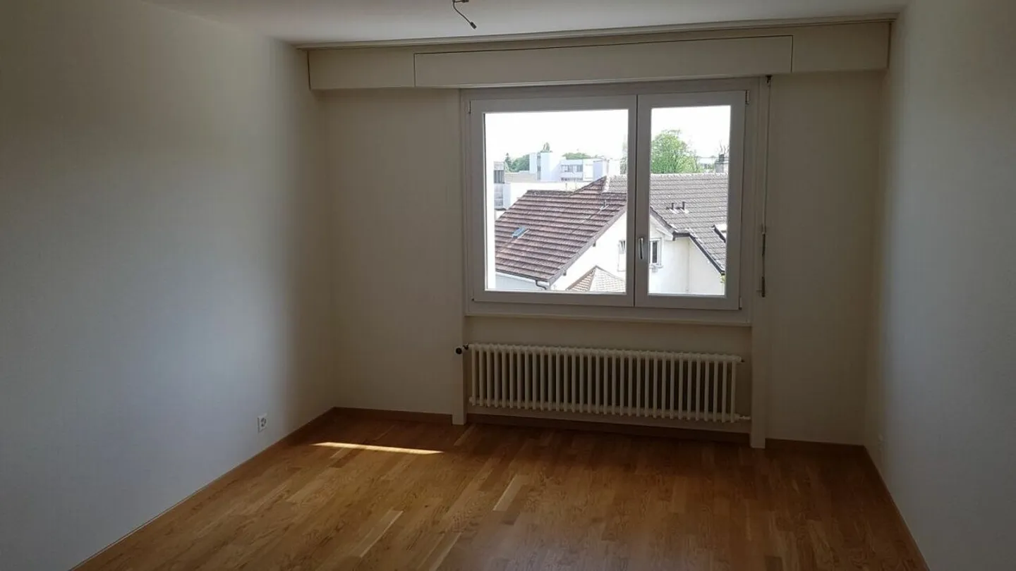 Bell'appartamento ristrutturato di 3,5 locali con balcone in un quartiere tranquillo! - Foto 7 di 8
