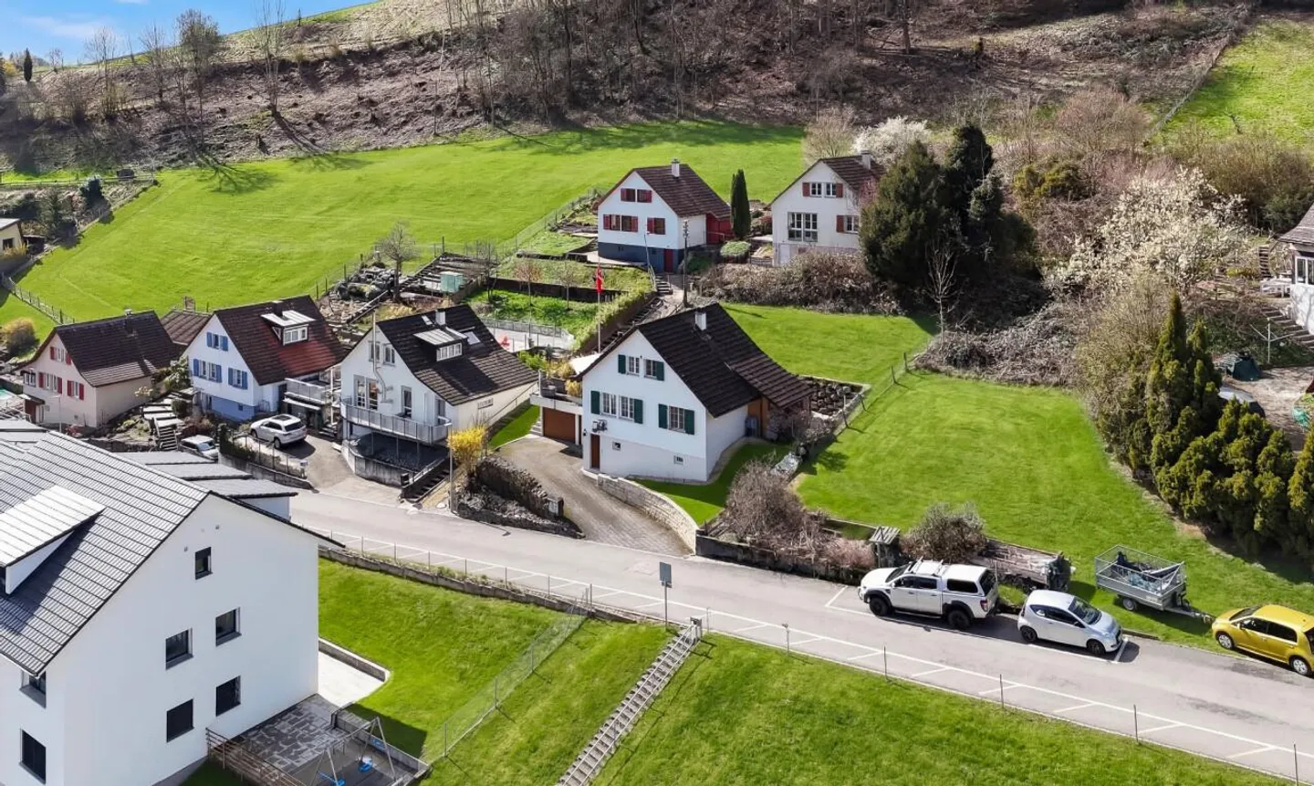 Single-family house with 2 garages and versatile space offerings - Photo 1 of 11