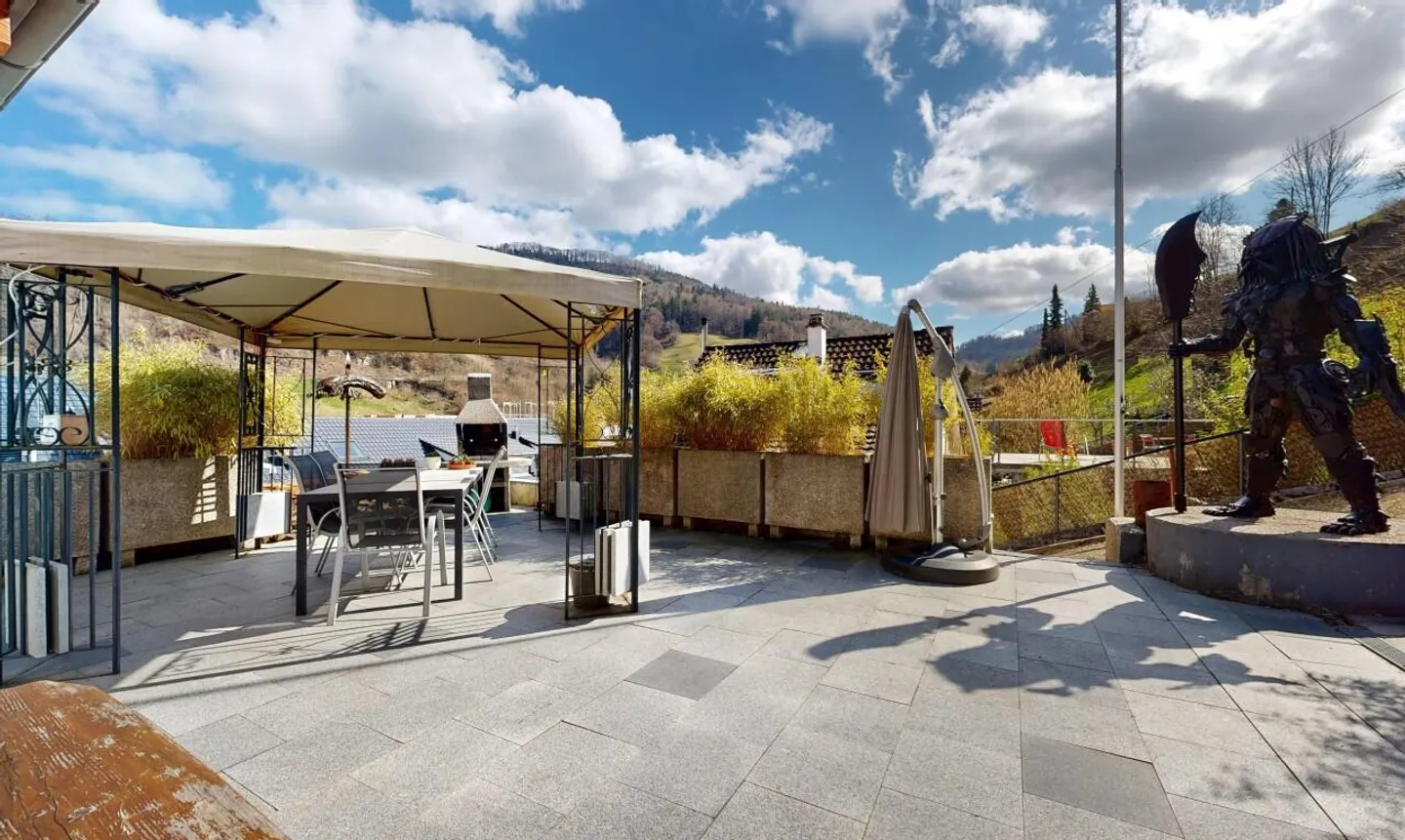 Single-family house with 2 garages and versatile space offerings - Photo 2 of 11