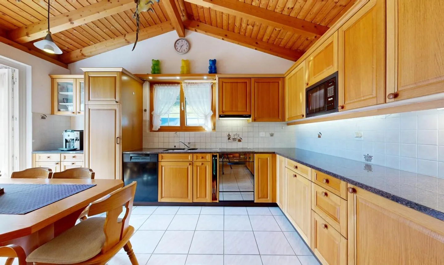 Single-family house with 2 garages and versatile space offerings - Photo 7 of 11