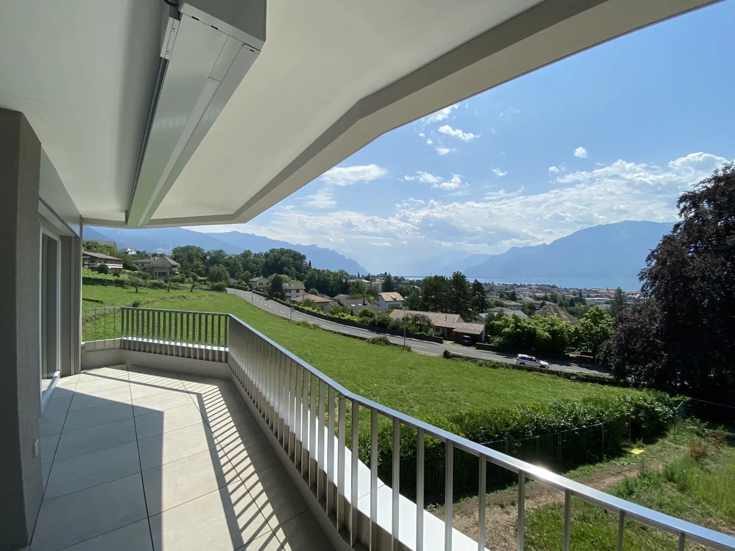 Attico di 3,5 stanze con balcone e bella vista sul lago e sulle montagne! - Foto 1 di 8