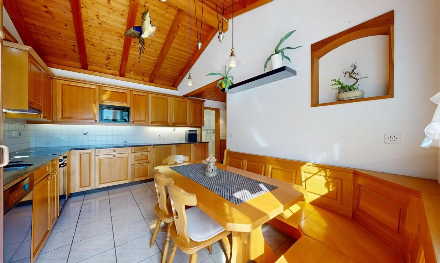 Single-family house with 2 garages and versatile space offerings - Photo 8 of 11