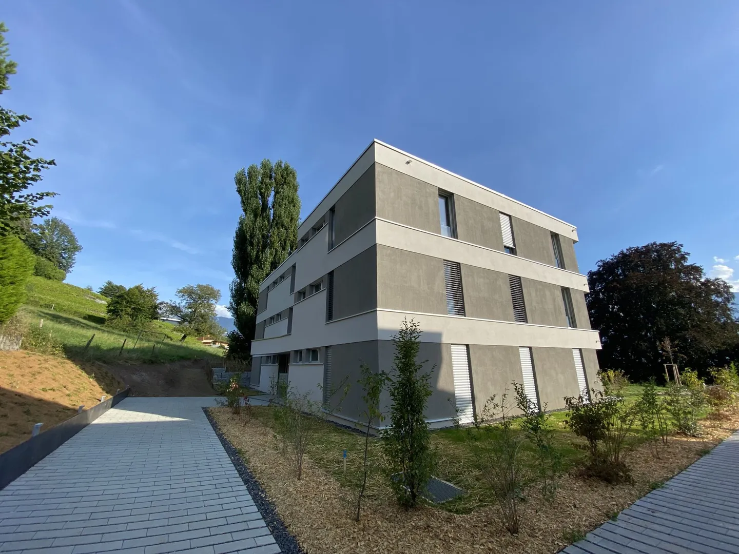 Attico di 3,5 stanze con balcone e bella vista sul lago e sulle montagne! - Foto 8 di 8