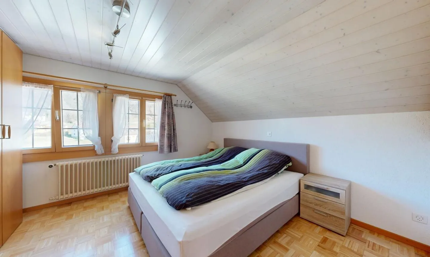 Single-family house with 2 garages and versatile space offerings - Photo 9 of 11