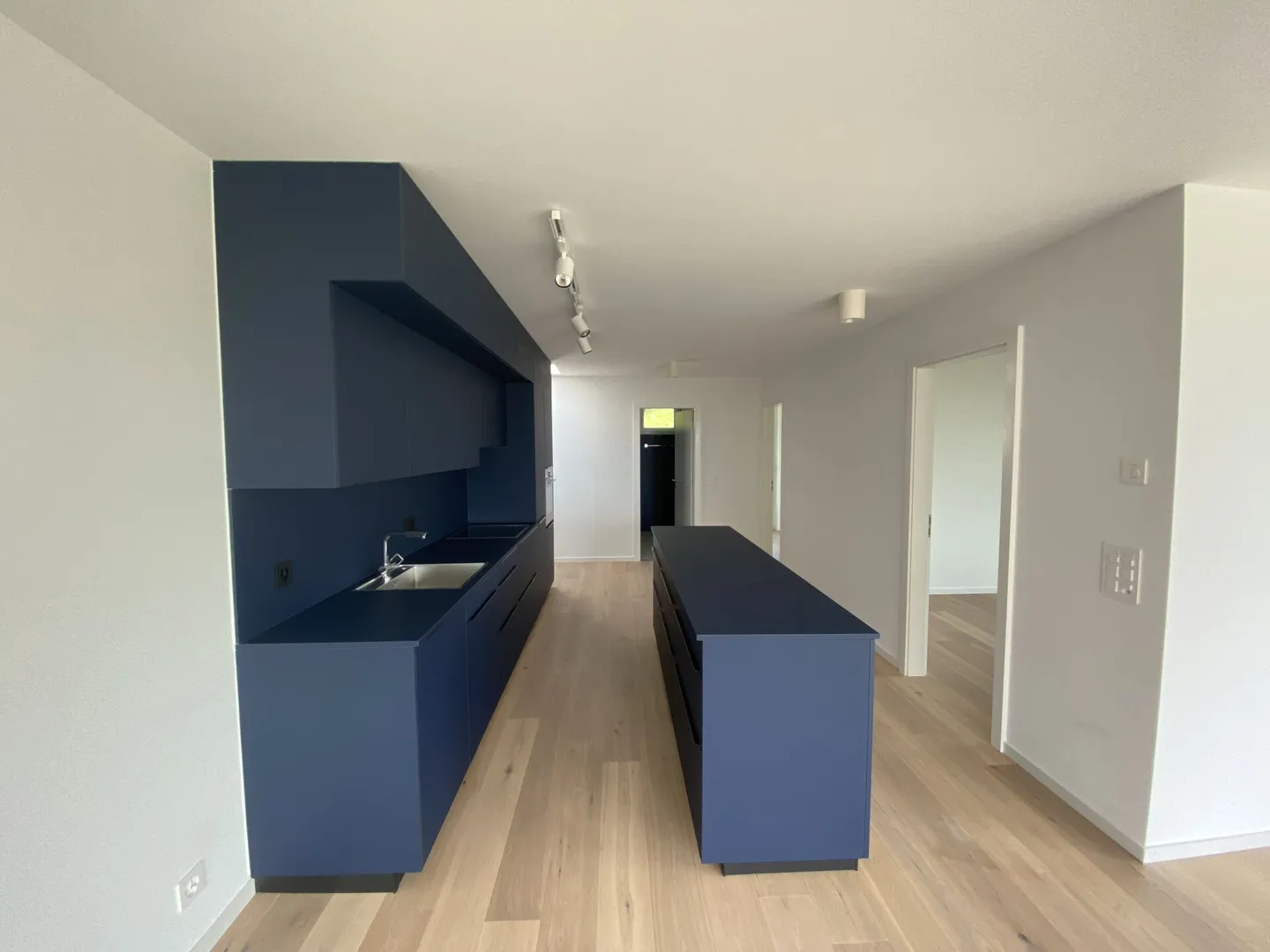 Attico di 3,5 stanze con balcone e bella vista sul lago e sulle montagne! - Foto 2 di 8