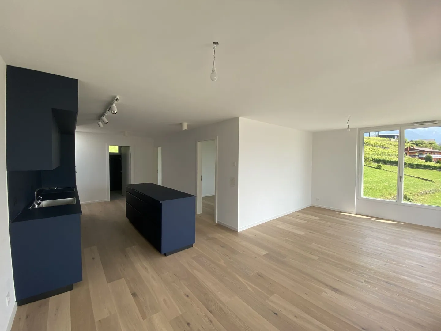 Attico di 3,5 stanze con balcone e bella vista sul lago e sulle montagne! - Foto 3 di 8