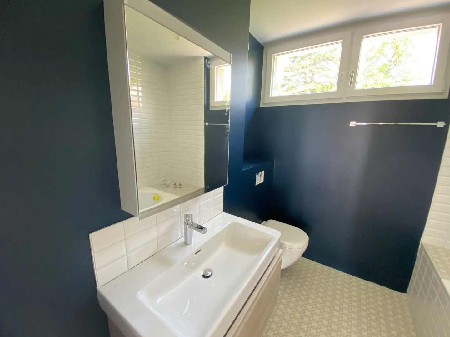 Attico di 3,5 stanze con balcone e bella vista sul lago e sulle montagne! - Foto 5 di 8