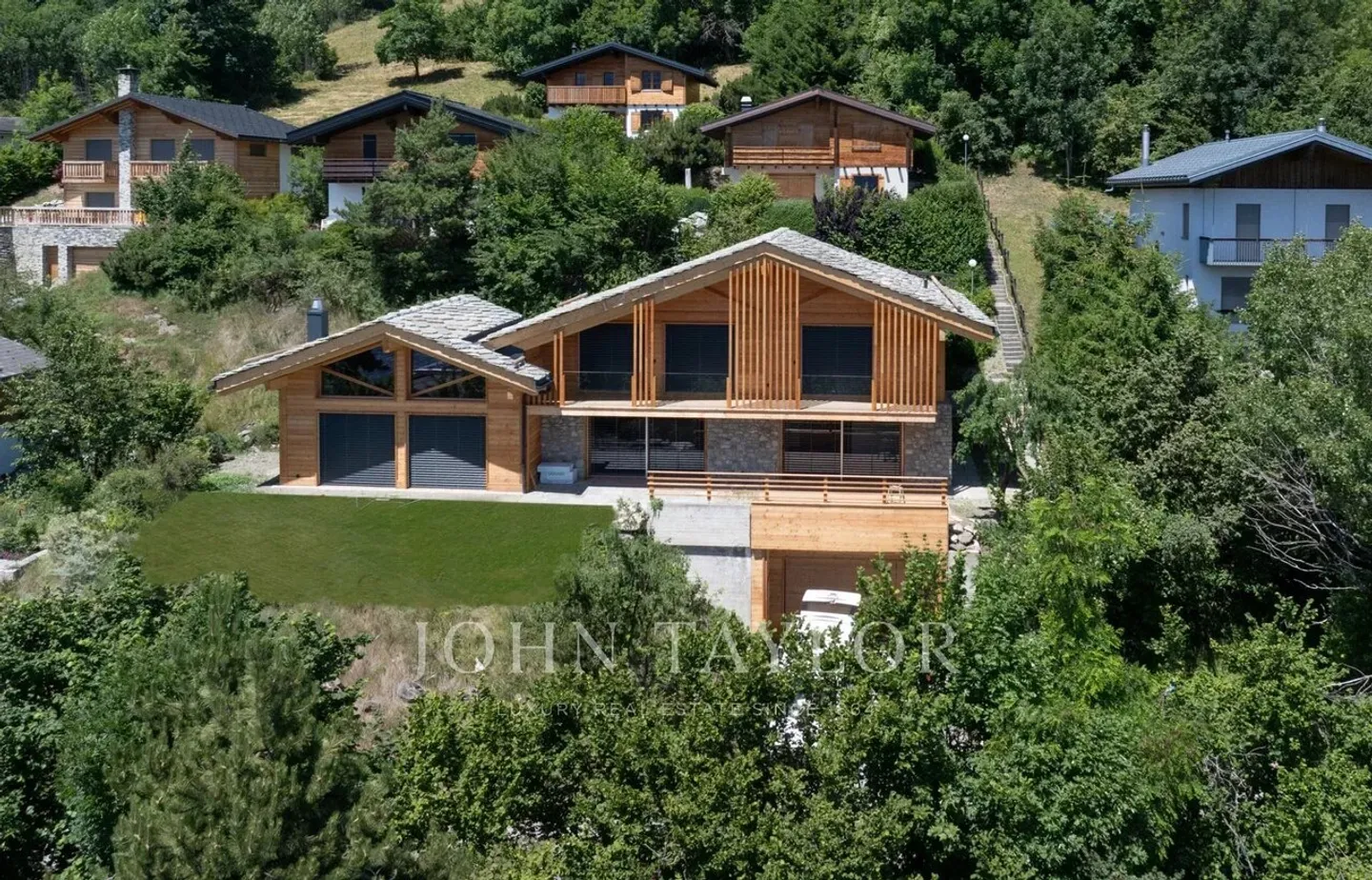 Chalet "Pegasus" The Alpine Elegance - A new chalet, a rare and precious address - Photo 2 of 13