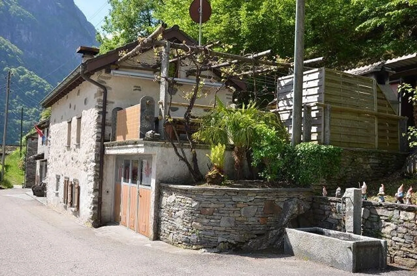 3-storey rustic house with large terrace and small garden - Photo 13 of 13