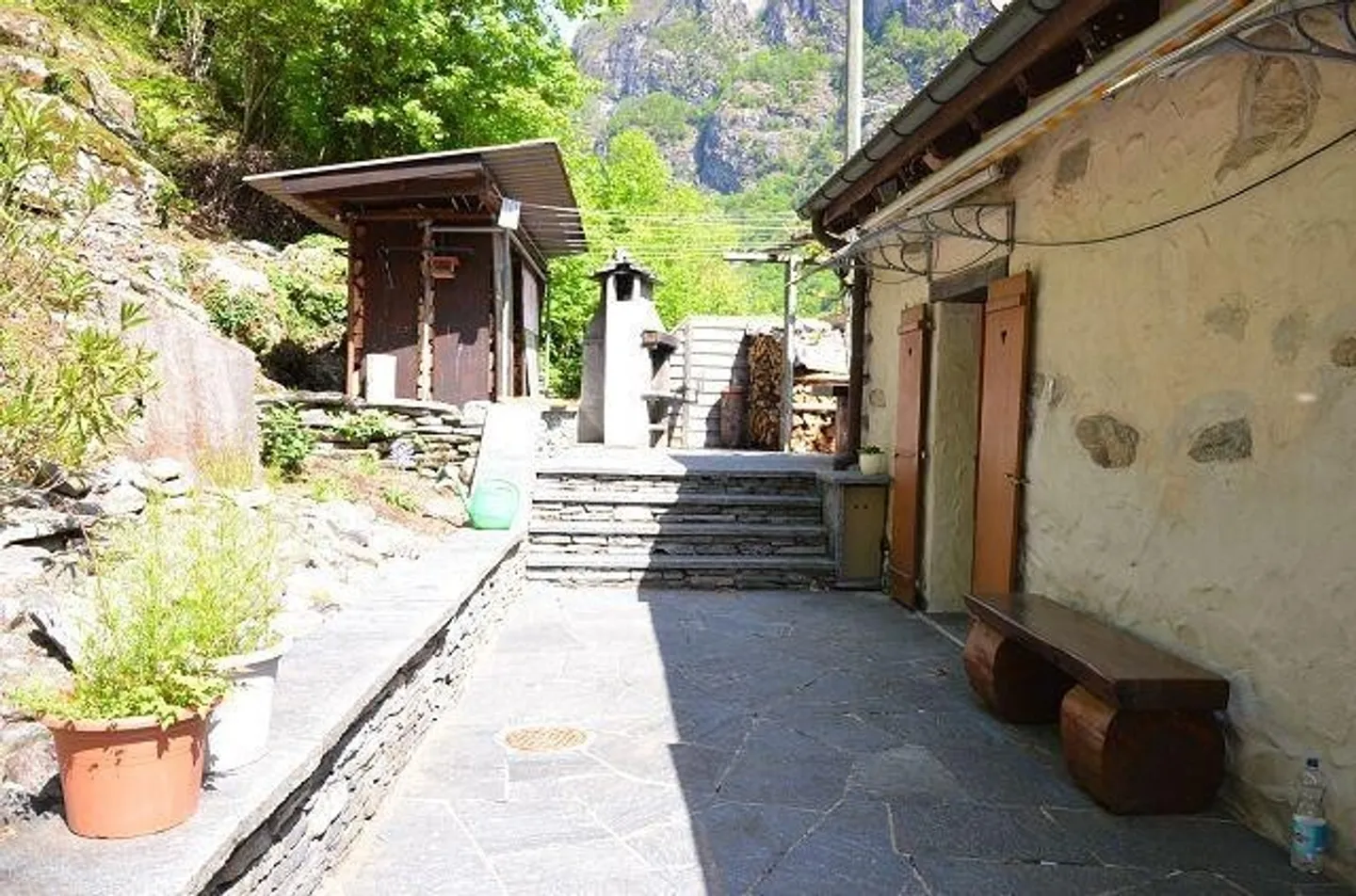 3-storey rustic house with large terrace and small garden - Photo 11 of 13