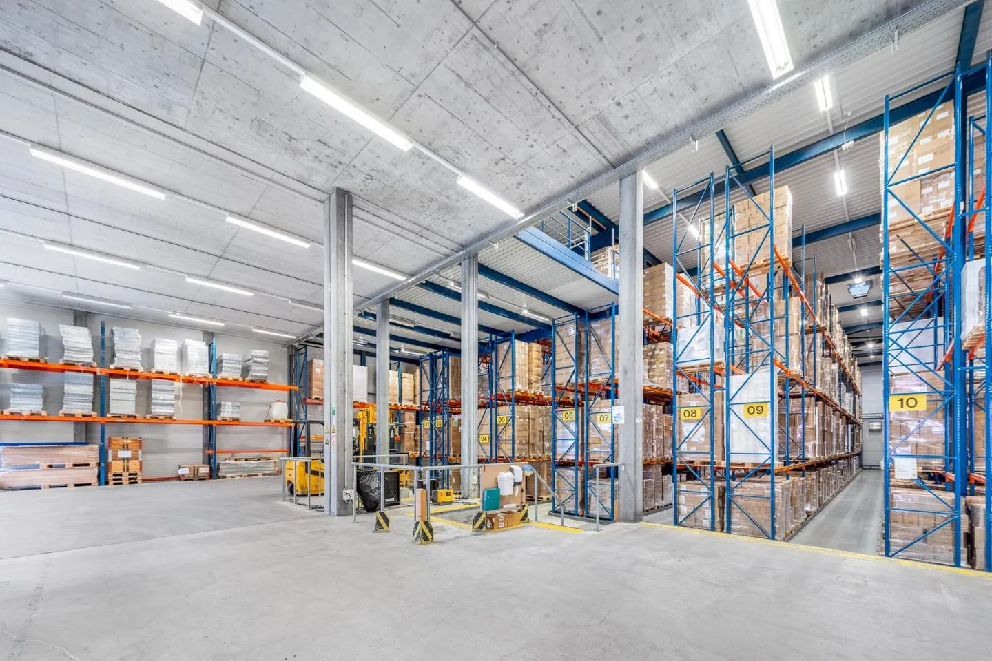 Magazzino riscaldato di 3.200 m² con scaffalature alte inclusi carrelli elevatori Jungheinrich e 180 m² di spazio ufficio - Foto 4 di 13