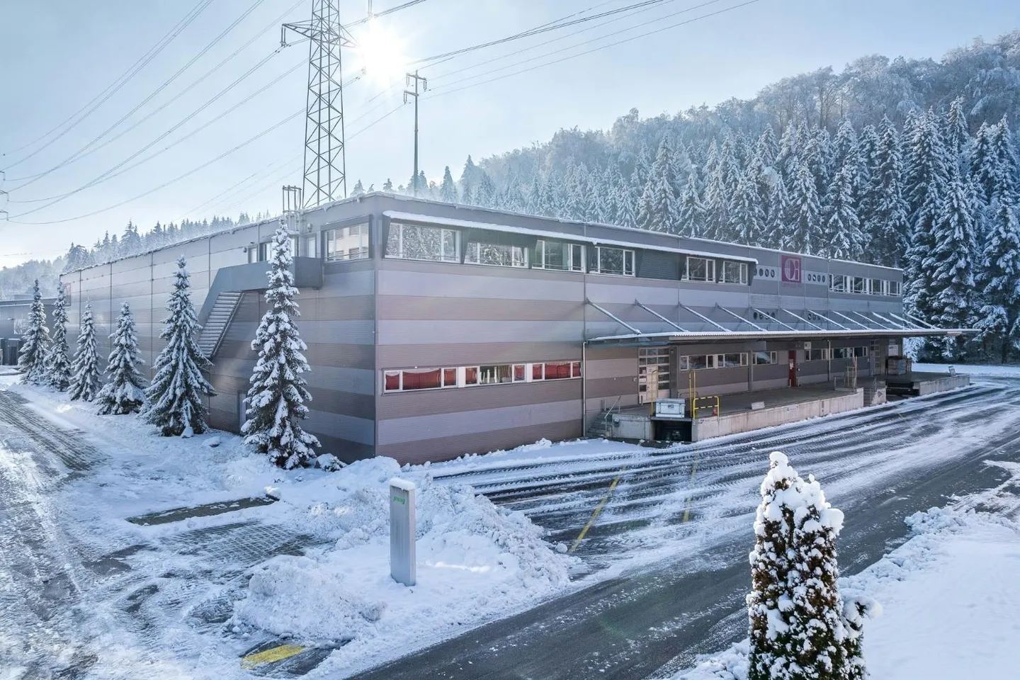 Magazzino riscaldato di 3.200 m² con scaffalature alte inclusi carrelli elevatori Jungheinrich e 180 m² di spazio ufficio - Foto 5 di 13