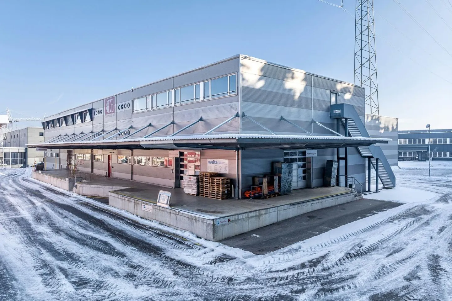Magazzino riscaldato di 3.200 m² con scaffalature alte inclusi carrelli elevatori Jungheinrich e 180 m² di spazio ufficio - Foto 6 di 13