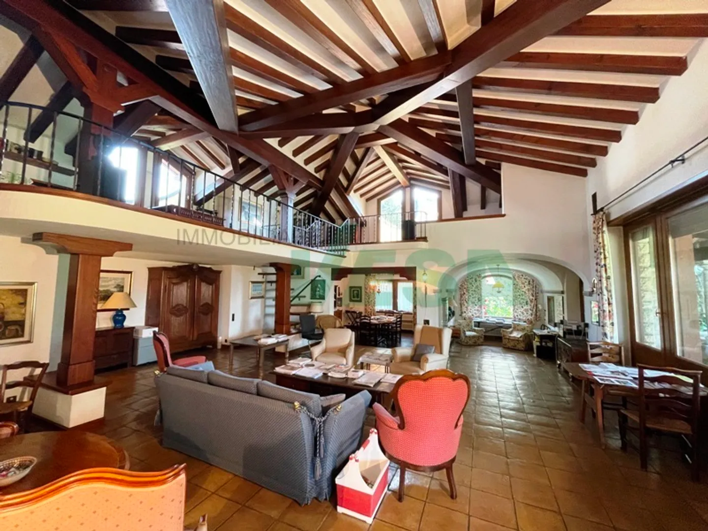 Villa noble luxueuse et importante dans la verdure dans une zone pratique - Photo 1 sur 9