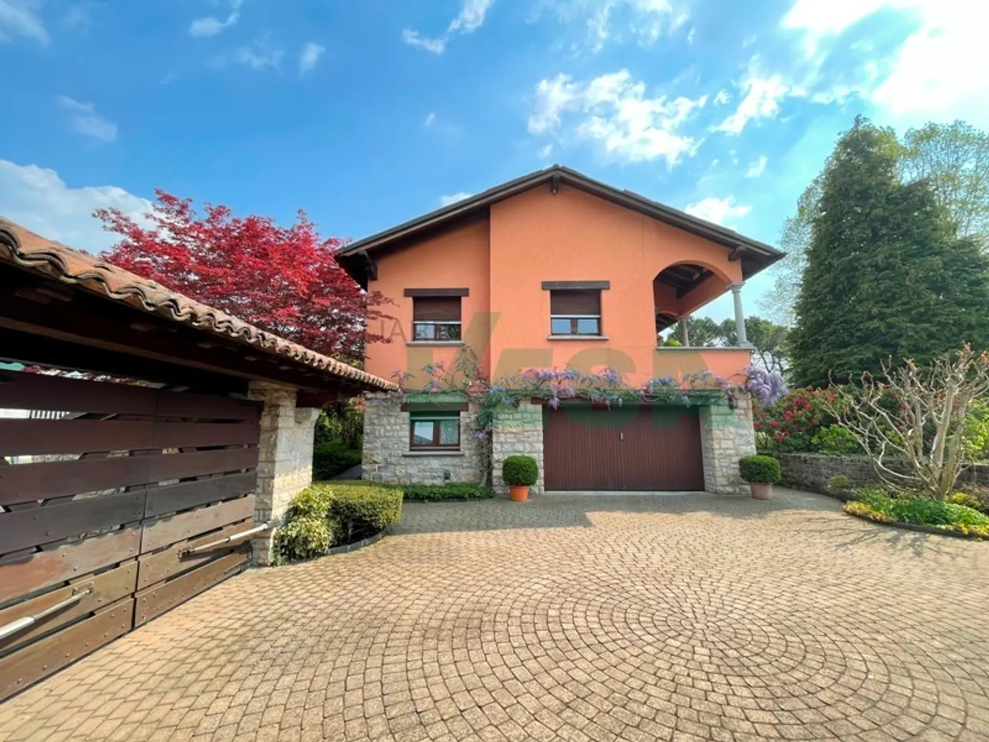 Villa noble luxueuse et importante dans la verdure dans une zone pratique - Photo 6 sur 9