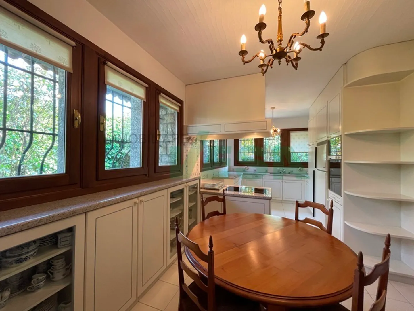 Villa noble luxueuse et importante dans la verdure dans une zone pratique - Photo 7 sur 9