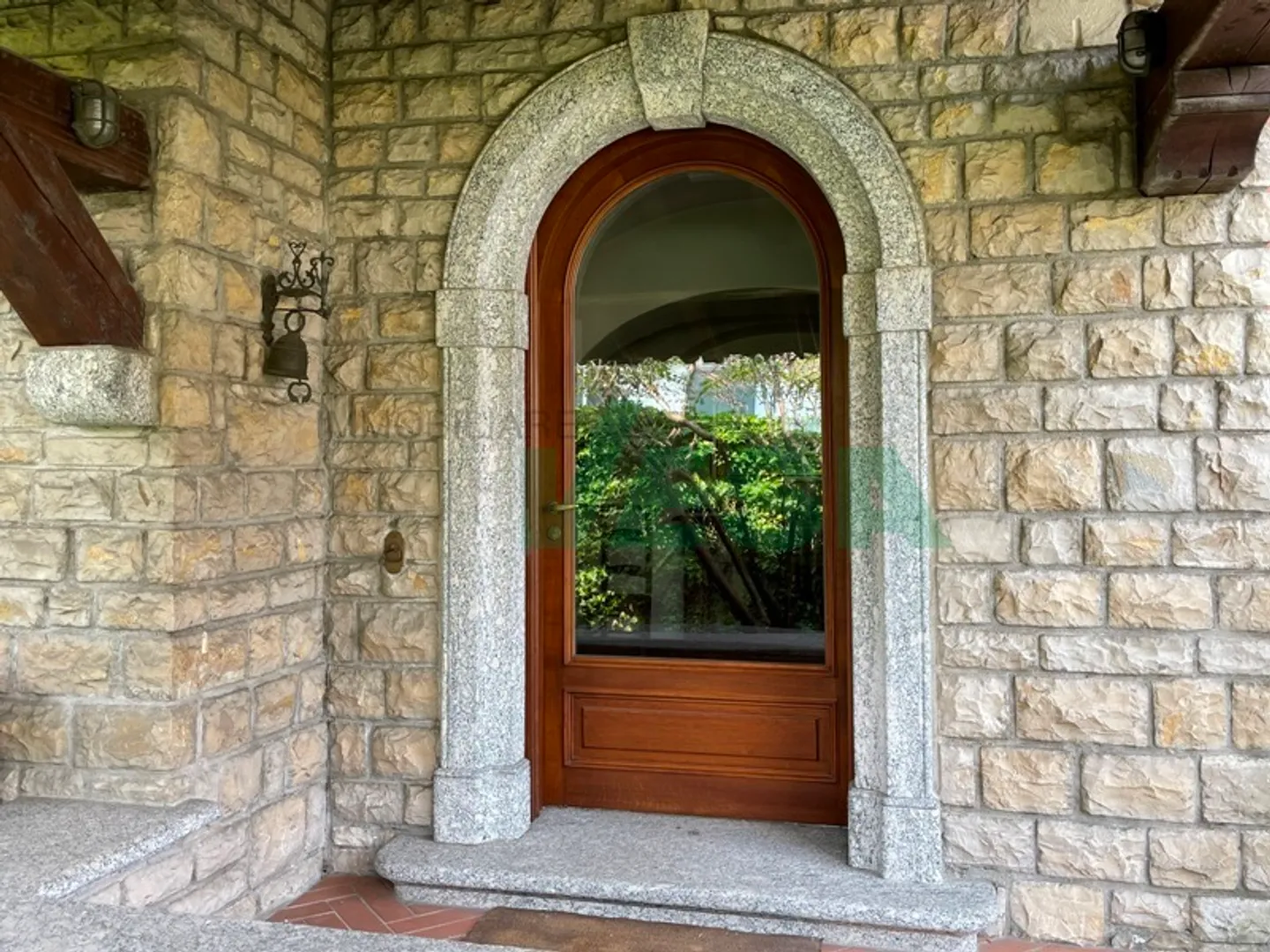 Villa noble luxueuse et importante dans la verdure dans une zone pratique - Photo 8 sur 9