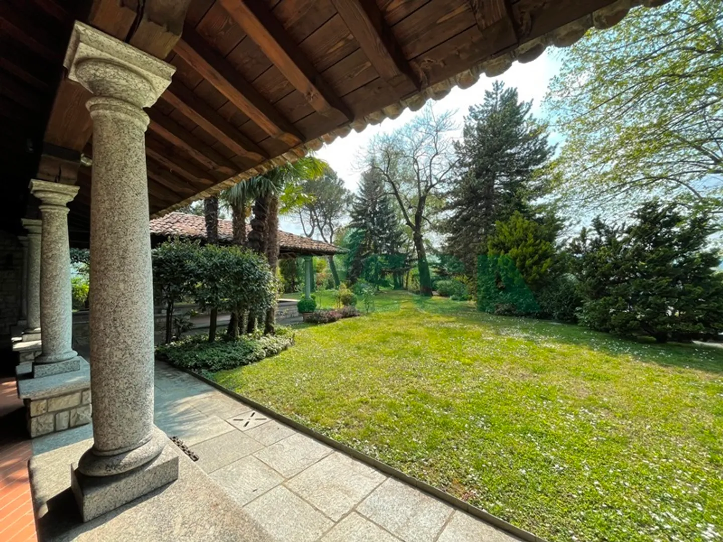 Villa noble luxueuse et importante dans la verdure dans une zone pratique - Photo 2 sur 9