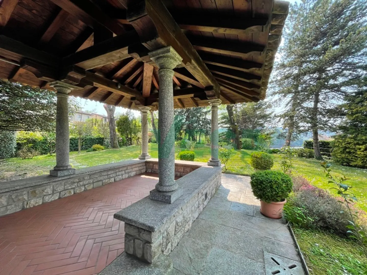 Villa noble luxueuse et importante dans la verdure dans une zone pratique - Photo 3 sur 9