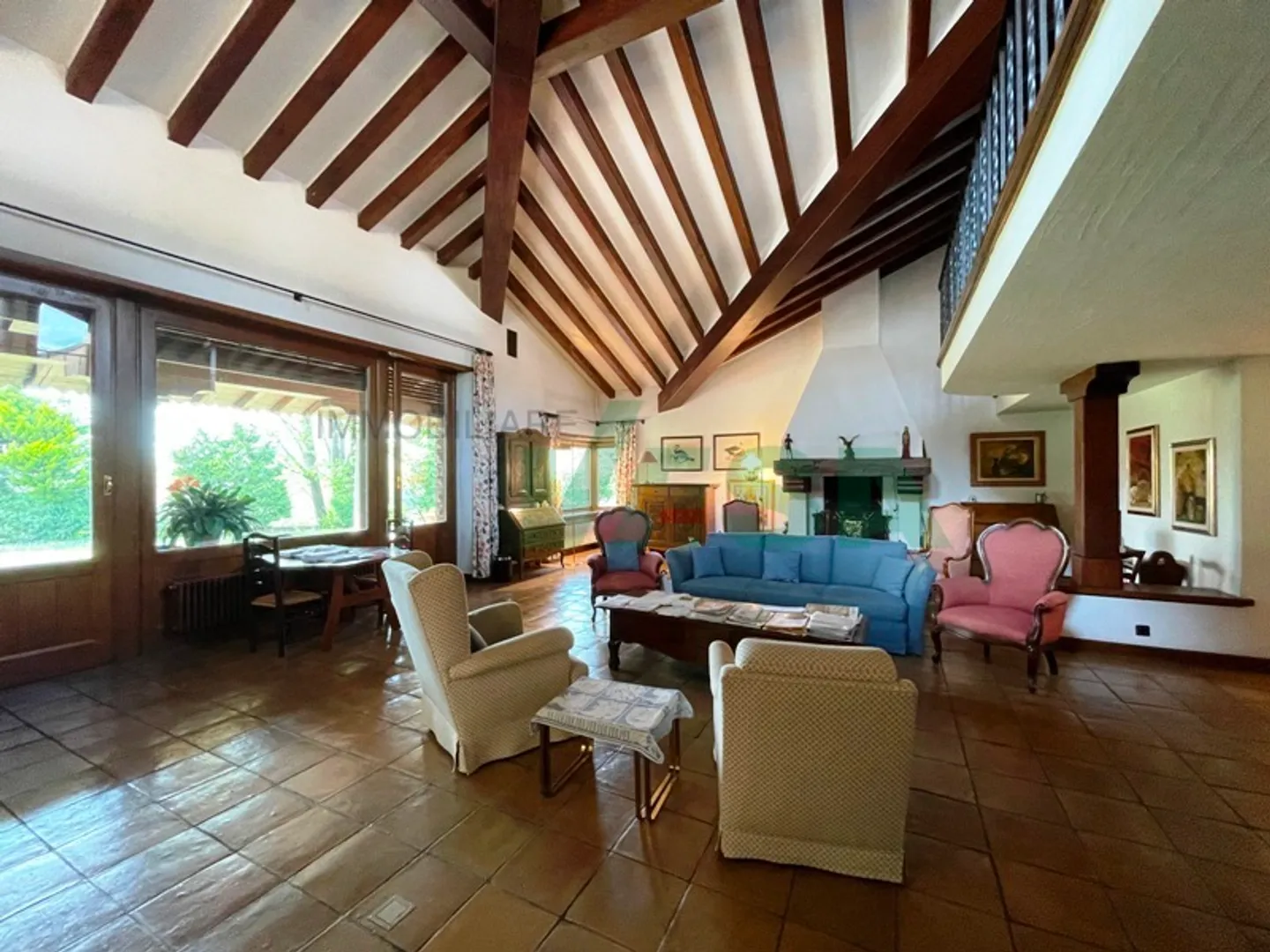 Villa noble luxueuse et importante dans la verdure dans une zone pratique - Photo 4 sur 9