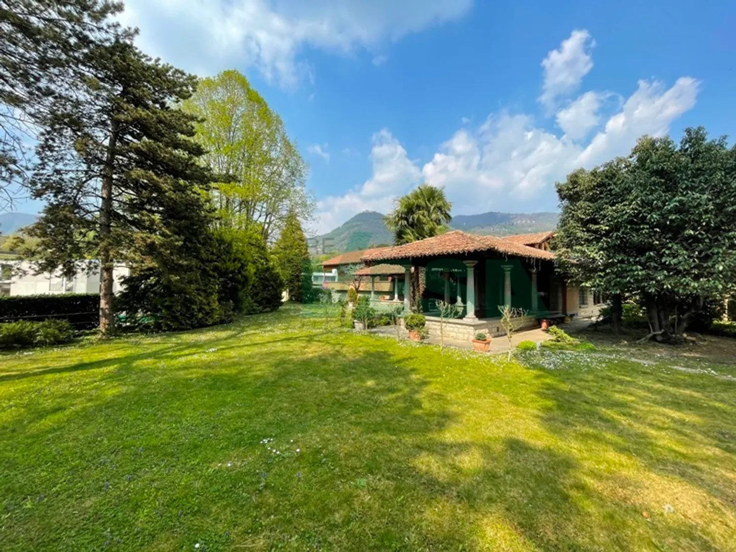 Villa noble luxueuse et importante dans la verdure dans une zone pratique - Photo 5 sur 9