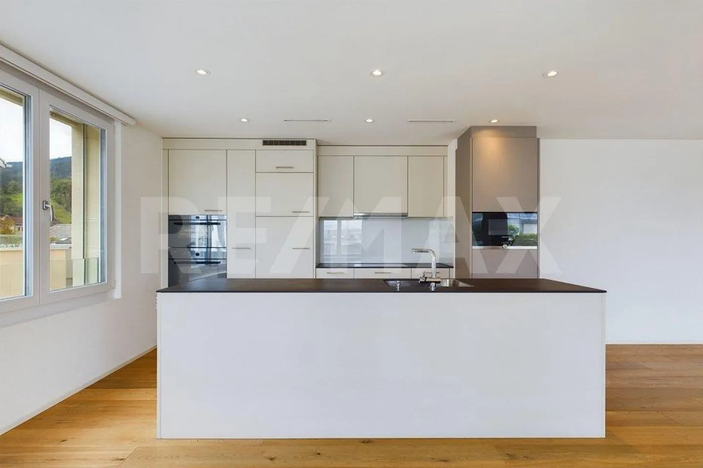 Modernes Apartment in Siebnen - Foto 1 von 13