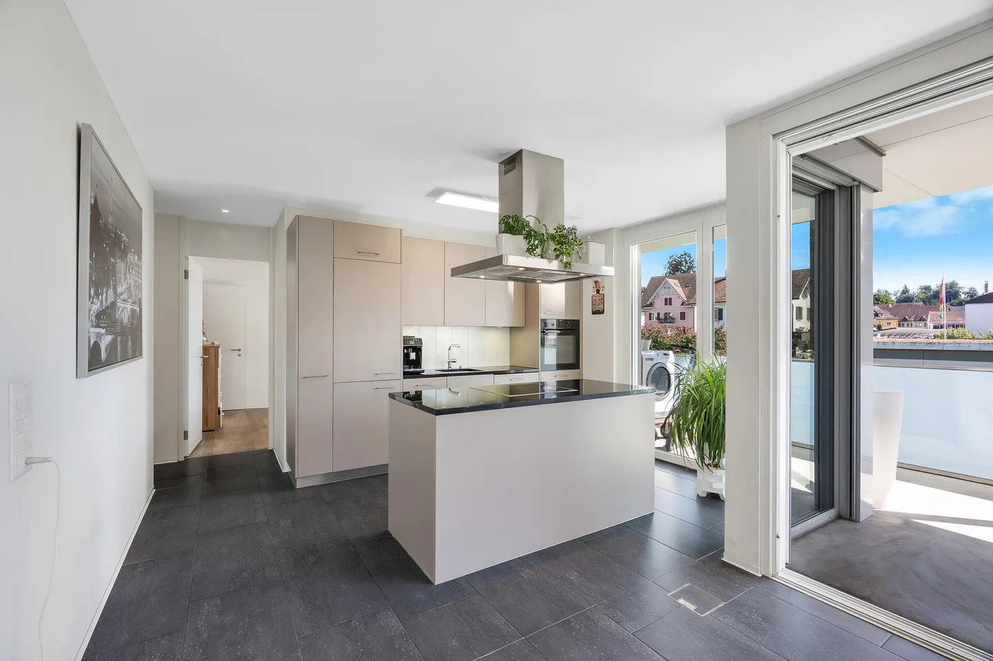 Più spazio per vivere: Ampio appartamento di 4,5 locali con balcone di 61 m2 - Foto 3 di 12