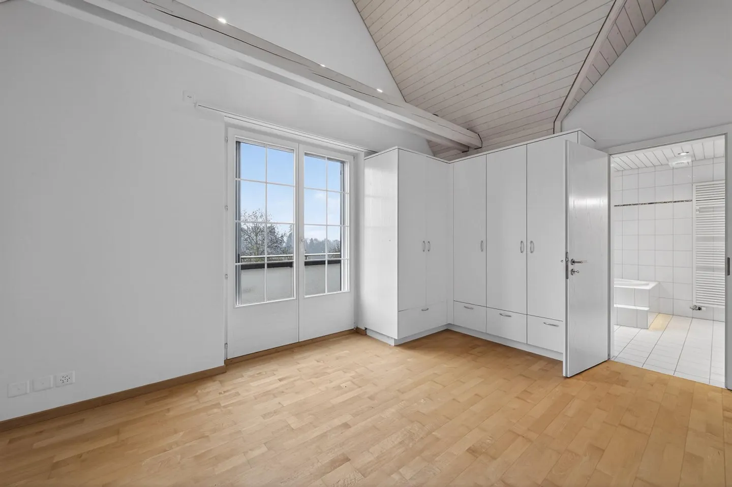 160 m² di superficie abitabile, camino accogliente e riscaldamento a pompa di calore - Foto 7 di 12