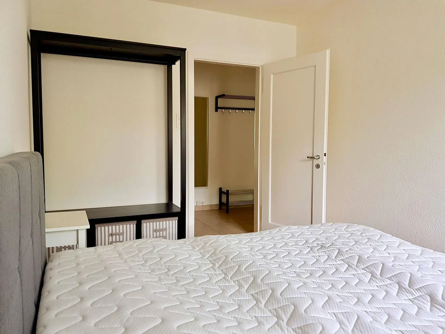 Chambre meublée dans un appartement modernisé dans un emplacement de choix - Photo 2 sur 12