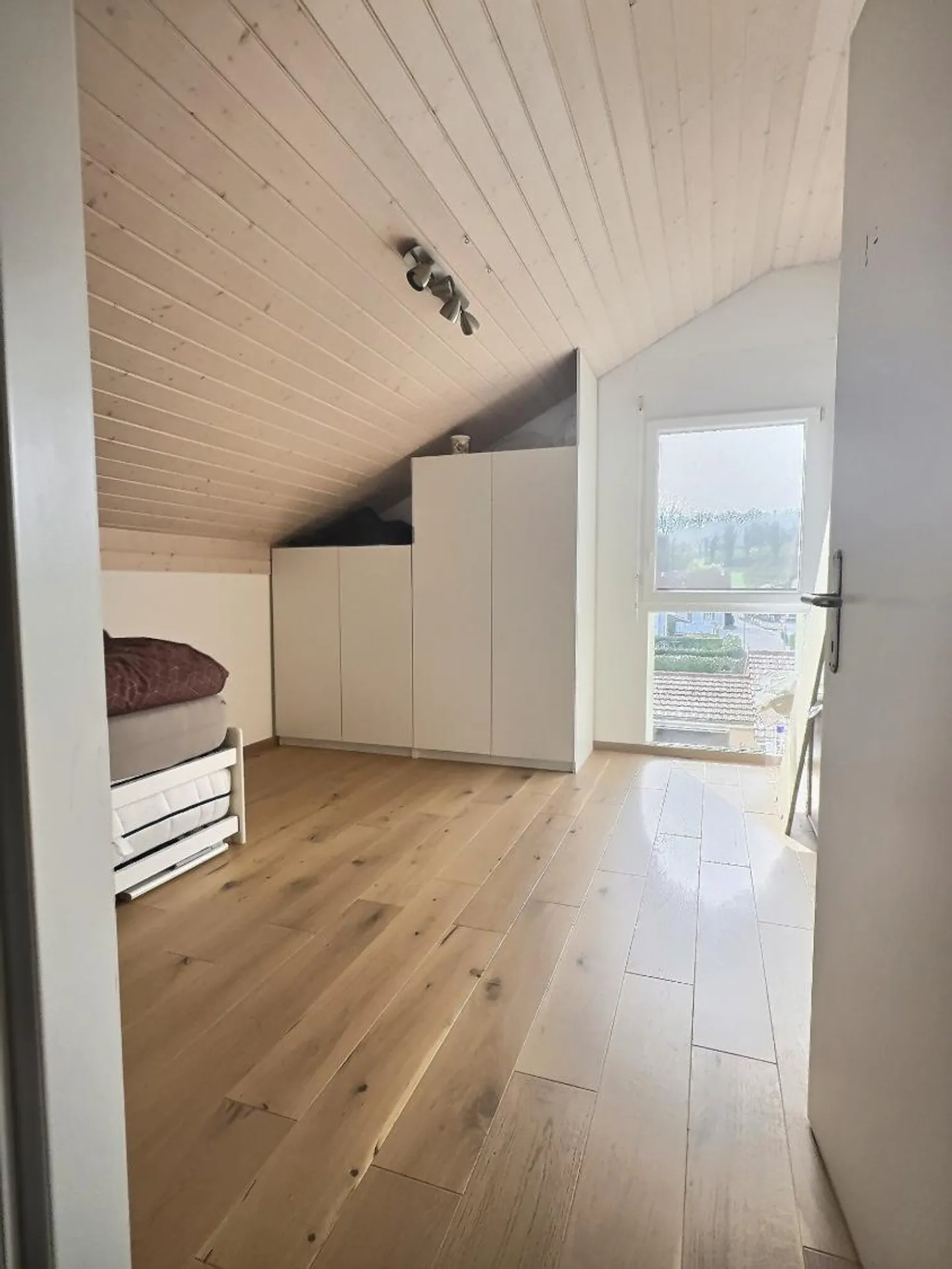 Wunderschöne individuelle Villa mit 5,5 Zimmern - Foto 8 von 11