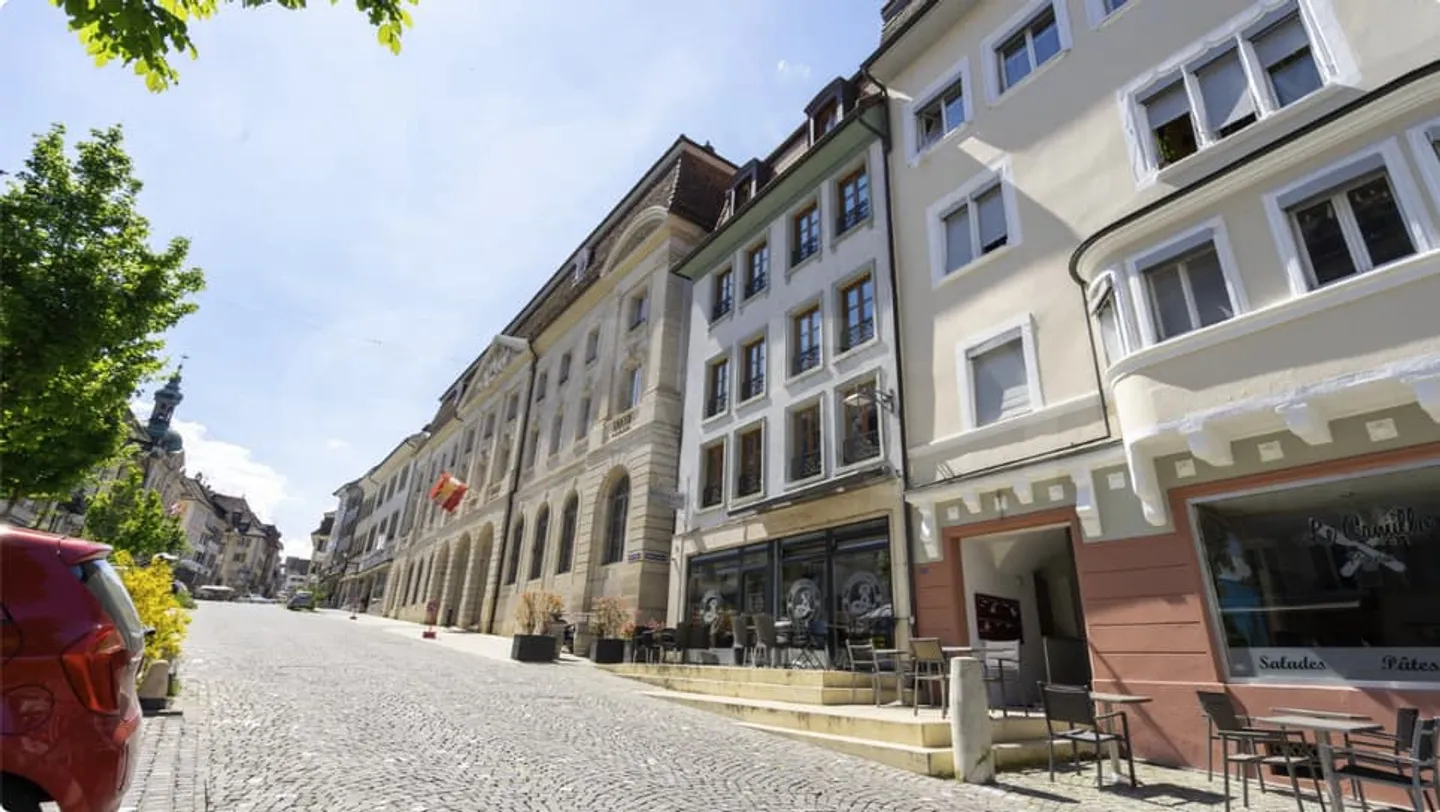 Edificio a 6 livelli con spazio commerciale e appartamenti residenziali - Foto 4 di 9