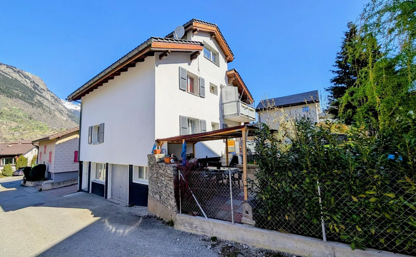Ideal investment property with two apartments - Photo 1 of 11